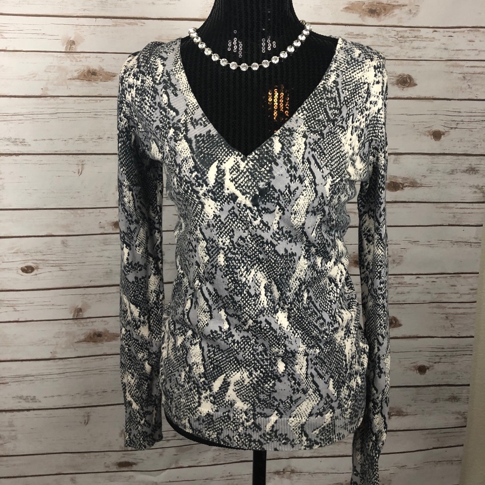 Express Python Print w/studs v-neck Sweater Sz M🎀